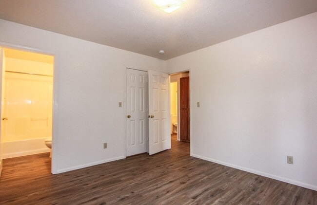 Building Photo - 8460 E Lakeshore Dr