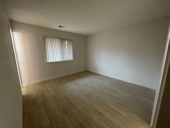 Building Photo - APPLE VALLEY- REFURBISHED 2 BEDROOM , 2 BATHROOM APARTMENT