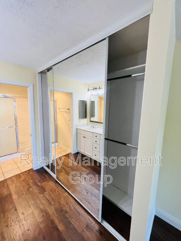 Building Photo - 7360 Park Ridge Blvd