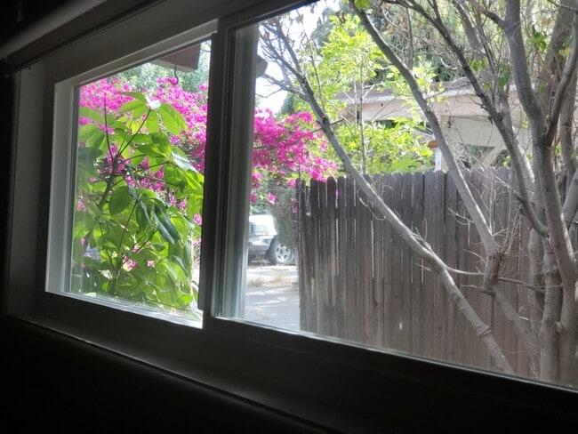 Building Photo - 10852 Plainview Ave