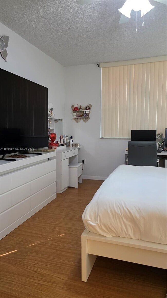 Building Photo - 750 NE 199th St