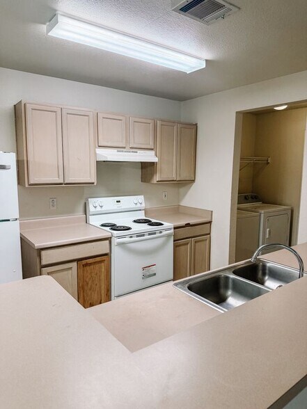 Building Photo - 915 Sagewood Trail