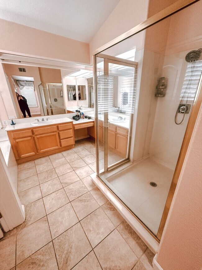 Building Photo - Home in Pleasanton Available!