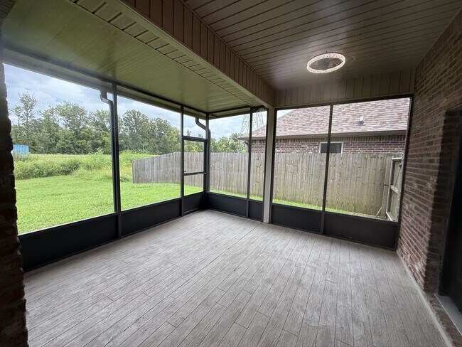 Building Photo - 908 Lakehaven Dr
