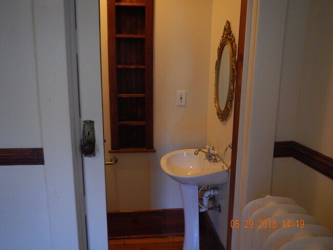 Building Photo - Available 6/1/25 Charming Two Story Single...