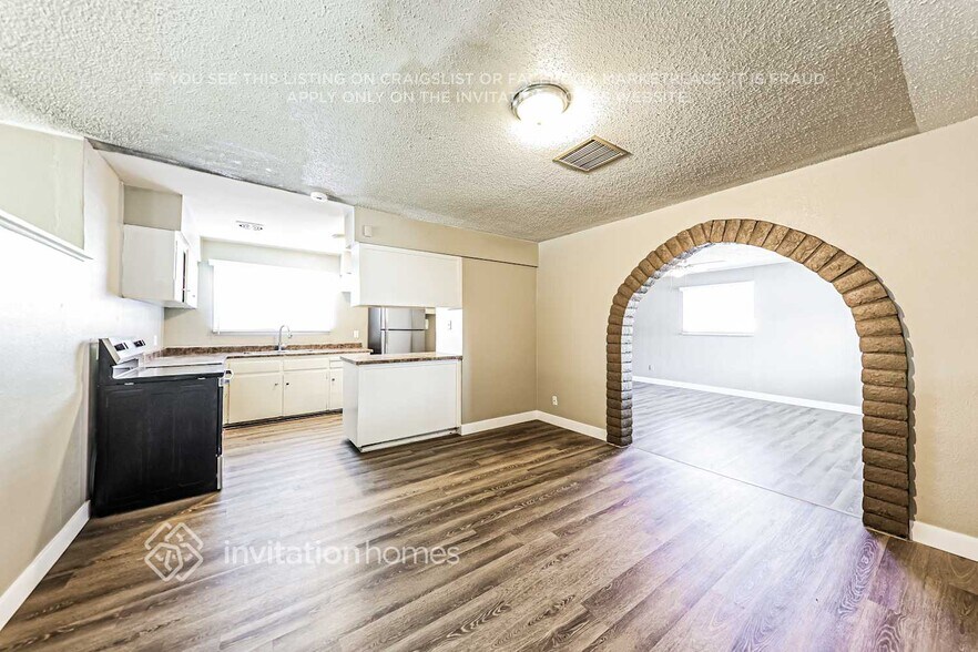 Building Photo - 6921 W Hazelwood St