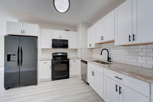 Building Photo - 840 Bradley St