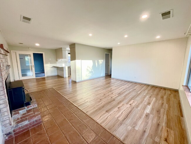 Building Photo - COUNTRY SETTING 3 BEDROOM WITH POOL AND SOLAR