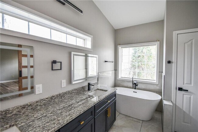 Building Photo - 3338 Sims St