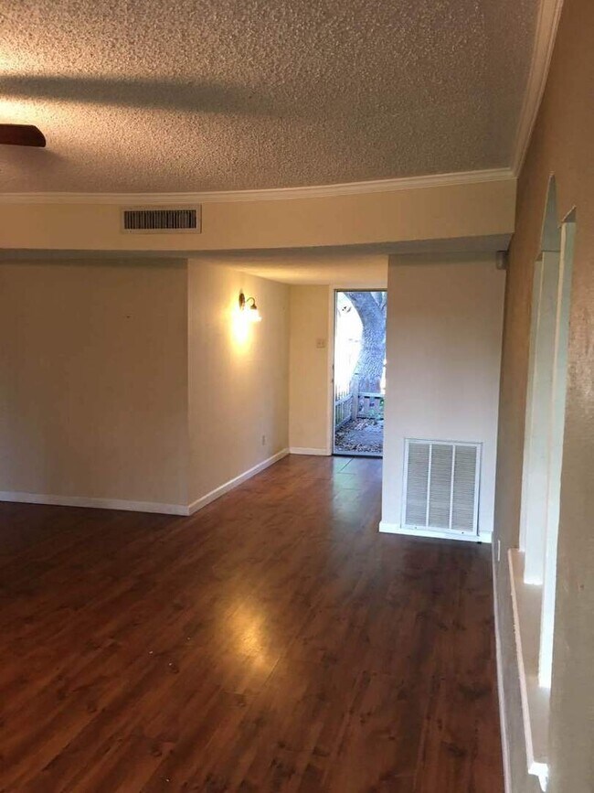 Building Photo - 3 Bedroom House in Garland, TX