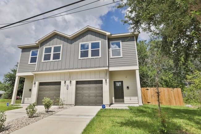Building Photo - For Lease | 4 Bed, 2.5 Bath | 1,450 Sq Ft |