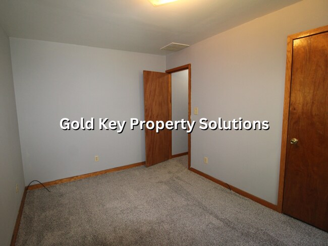 Building Photo - 3 BR 1.5 BA House with Garage and Central ...