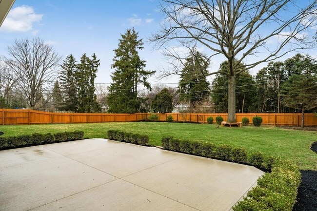 Building Photo - 2850 Pickwick Dr