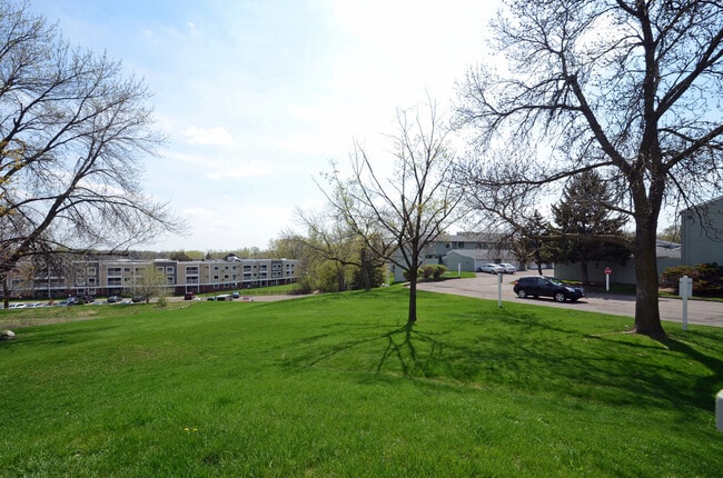 Building Photo - Wonderful 3 Bed 2 Bath Townhome in Little Canada