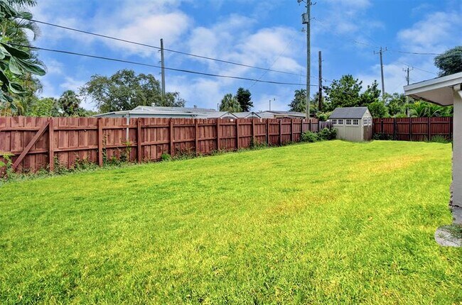 Building Photo - 1415 NE 25th St