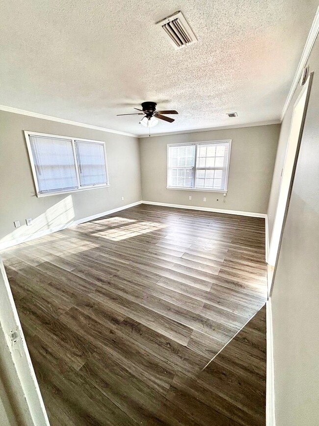Building Photo - 904 Freeman! Move In Ready!