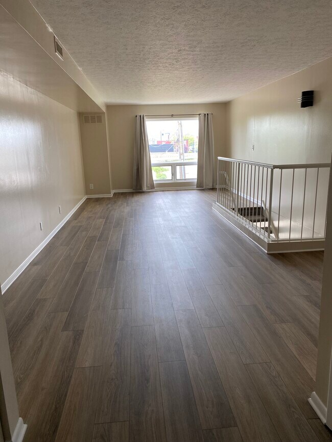 Building Photo - 869 W Huron Rd