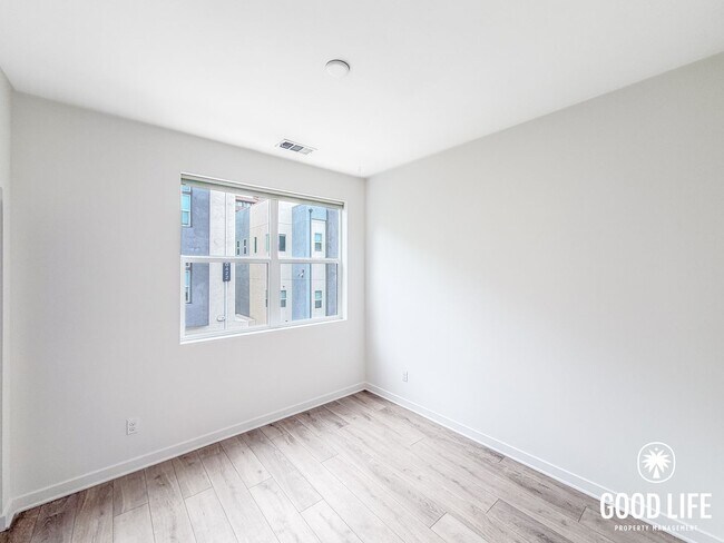 Building Photo - Modern 3BD/2.5BA Townhome in Mission Valley with Kitchen Island, Private Patio & 2-Car Garage