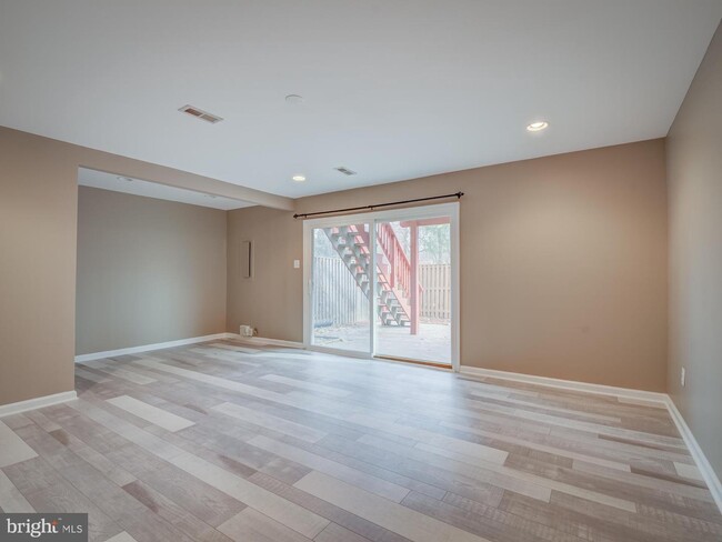 Building Photo - 8203 Stationhouse Ct