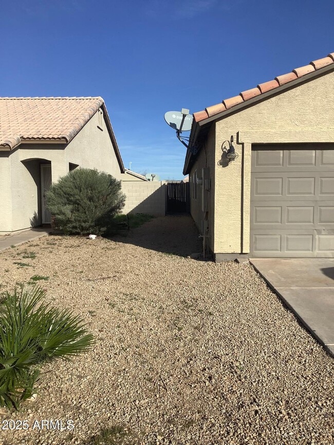 Building Photo - 10432 W Granada Rd