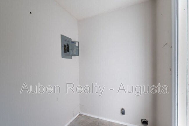 Building Photo - 2311 Walden Dr