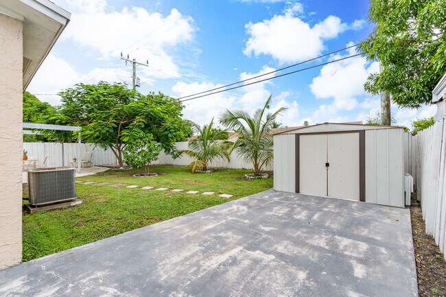 Building Photo - 201 NE 28th Ct