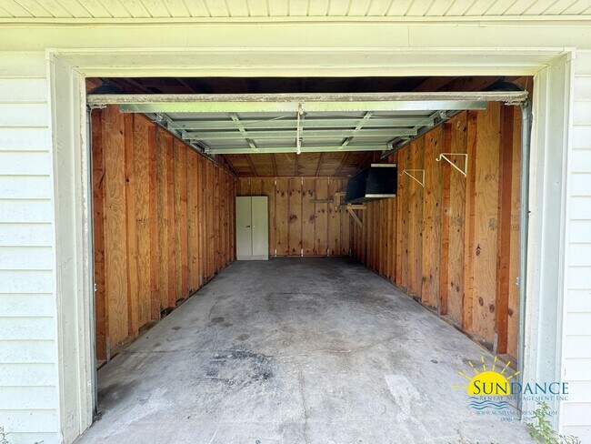 Building Photo - 2052 Roberts Dr