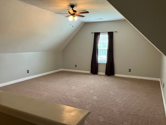 Building Photo - Rockvale Home with Large Yard
