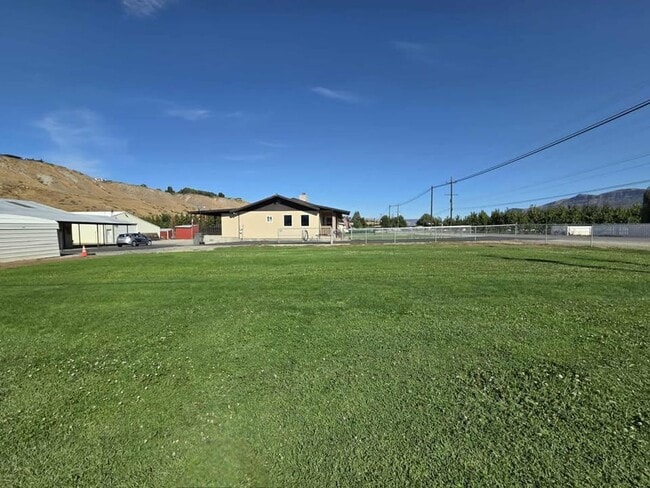 Building Photo - Large 3 Bedroom, 2.5 Bath on Beautiful, HU...