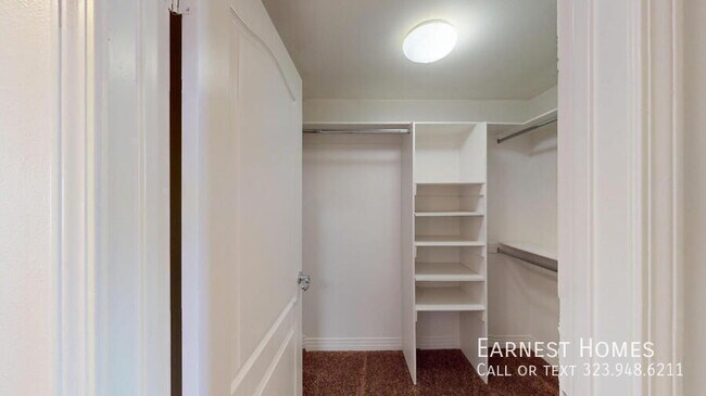 Building Photo - 11622 Oxnard St