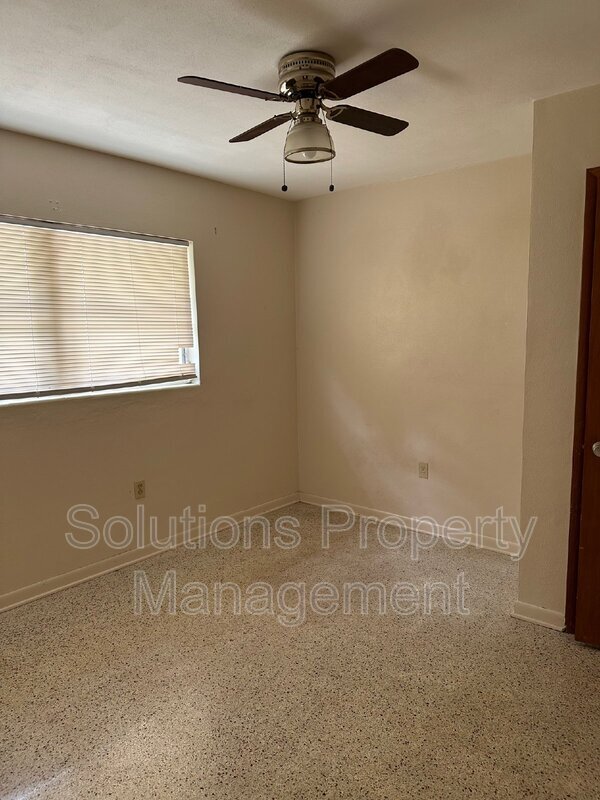 Building Photo - 409 4th Pl