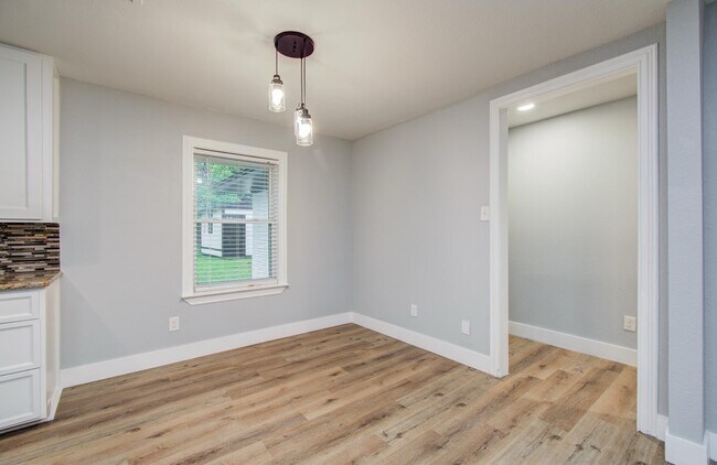 Building Photo - 4914 W 43rd St