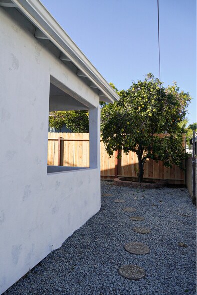 Building Photo - 3053 Valle Ave