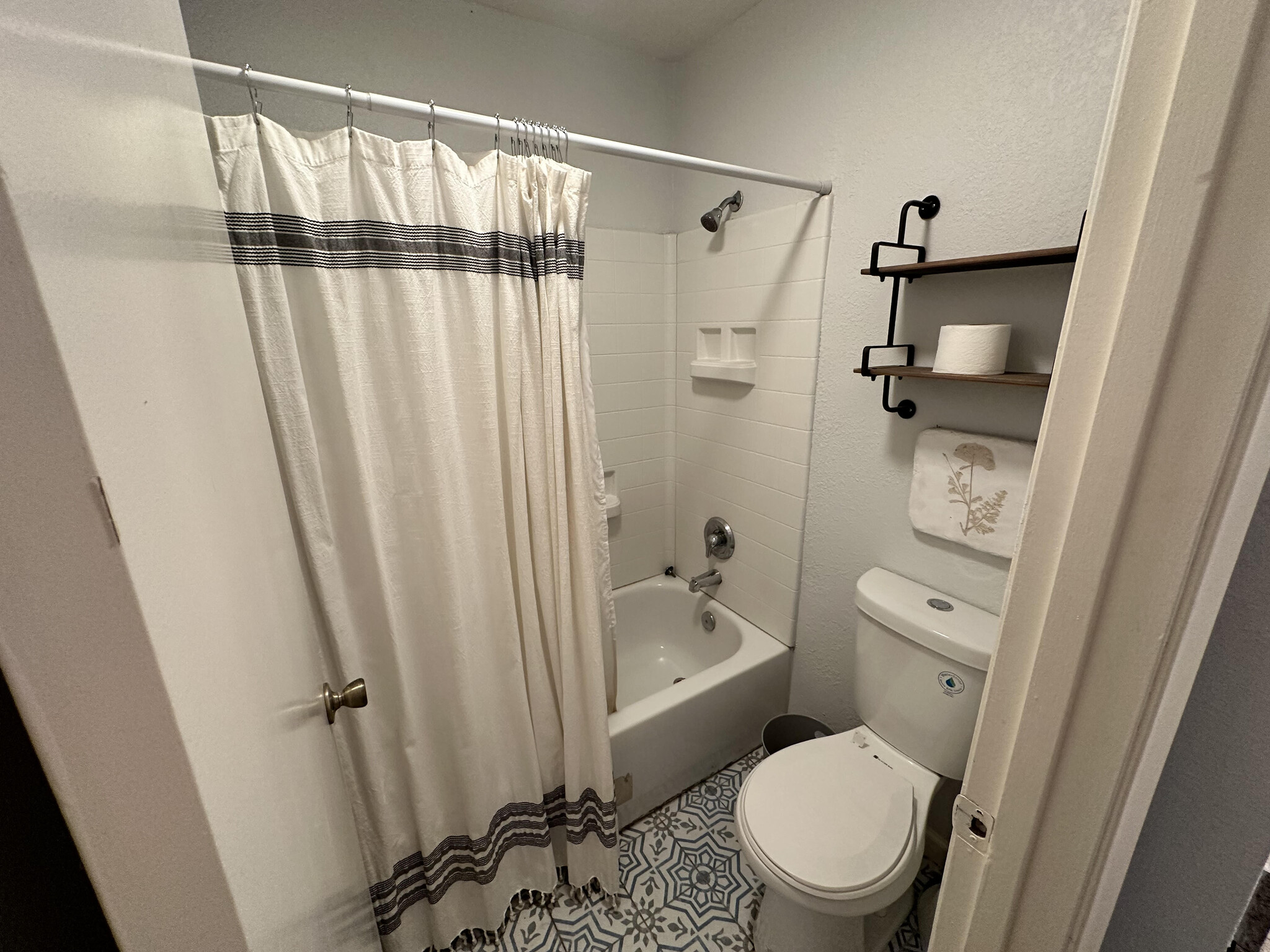 Guest bathroom - 4814 Rollingfield Dr