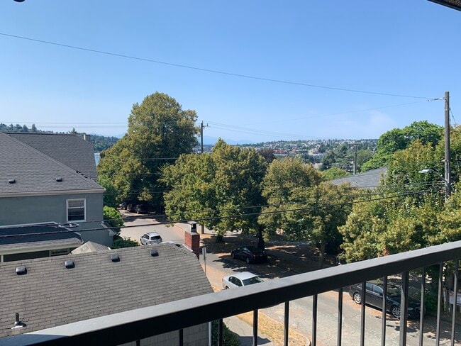 Building Photo - Madlyn Apartments