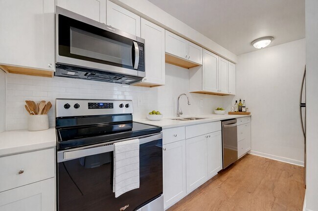 Building Photo - Avail July 1: 2BR Apt in Crafton, 1 Off Street Parking, AC, W/D included, Quartz Countertops, DW,...