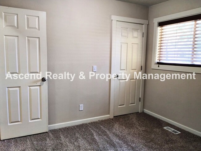 Building Photo - *Price Drop* One Level Open Floor Plan Lar...