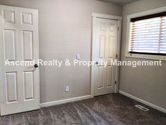 Building Photo - Spacious One Level Open Floor Plan with La...
