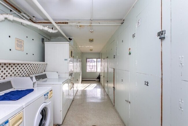 Building Photo - 426 Pleasant St