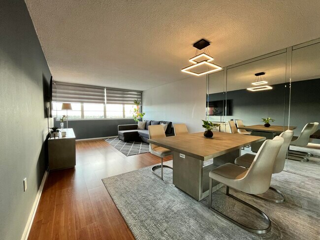 Building Photo - 1301 NE Miami Gardens Dr