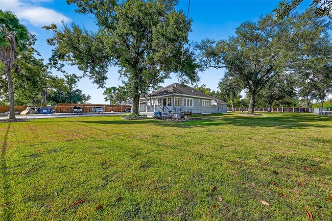 Building Photo - 9629 Sunnywood Dr