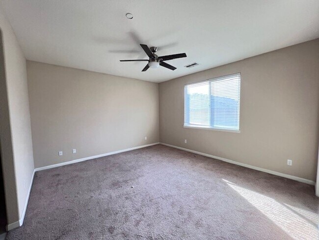 Building Photo - Beautiful home located in Vineyard Pointe Village