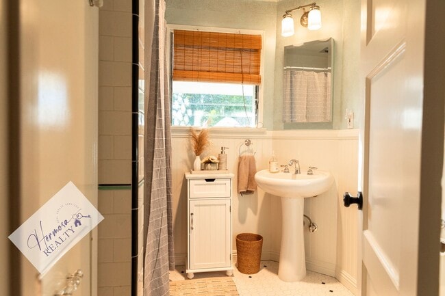 Building Photo - 1121 N Cambridge Ave