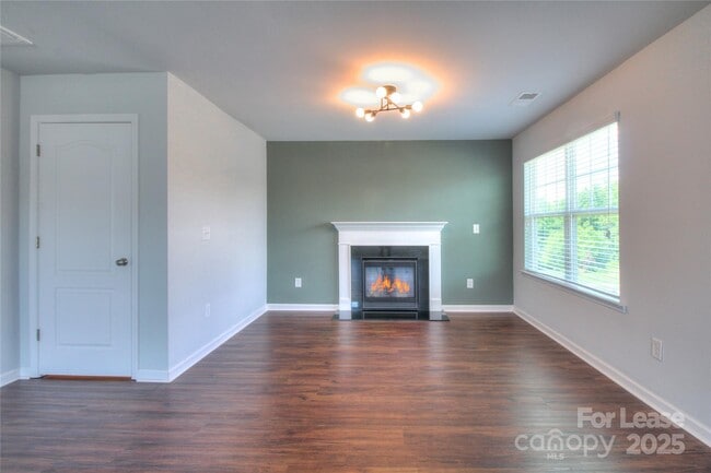 Building Photo - 3007 Silverwood Dr