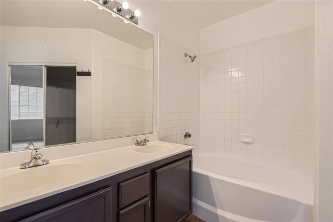 Building Photo - Northwest Condo / 2 Bedrooms / 2 Bath / 1 ...