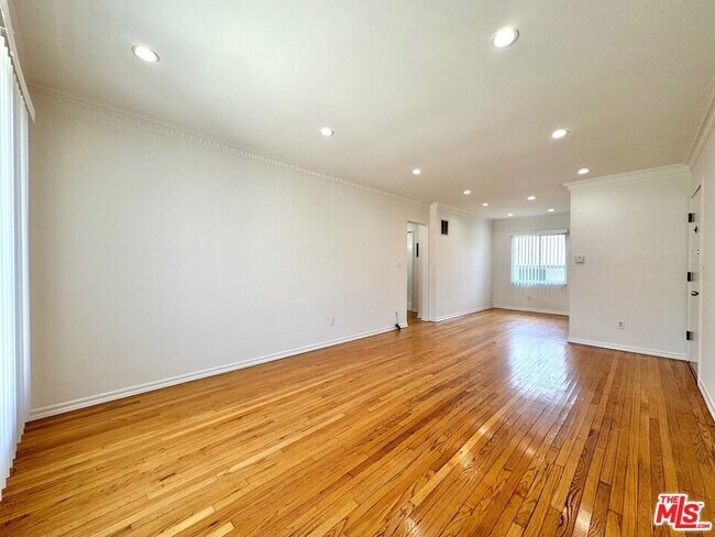 Building Photo - 1233 N Harper Ave