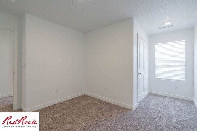 Building Photo - 3316 E Elkhorn Ln