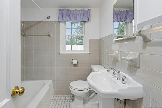 Building Photo - 54 Oak Grove Pl