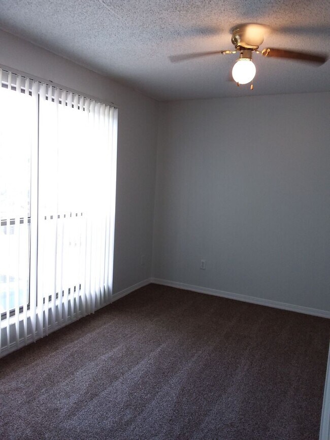 Building Photo - Lexington Square Townhome