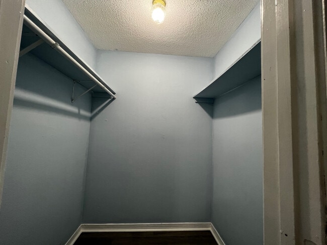 Building Photo - 2820 Pakenham Dr